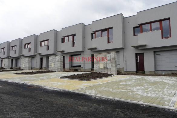 Rodinný cihlový řadový dům, 4+kks garáží, o ploše 138 m², na pozemku 185,8 m².