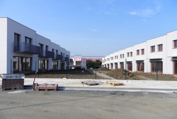Rodinný cihlový řadový dům, 4+kk s garáží, o ploše 138 m², na pozemku 185,8 m².