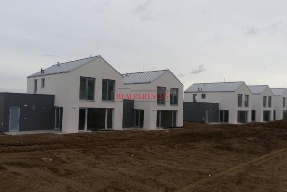 Cihlový, řadový rodinný dům 5+kk o ploše 151,8 m² + terasa 14 m² na pozemku 1348 m²..