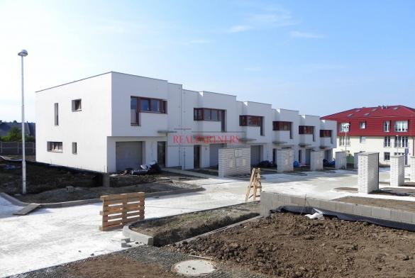 Rodinný cihlový řadový dům, krajní 4+kk s garáží, o ploše 140 m², na pozemku 318,5 m².