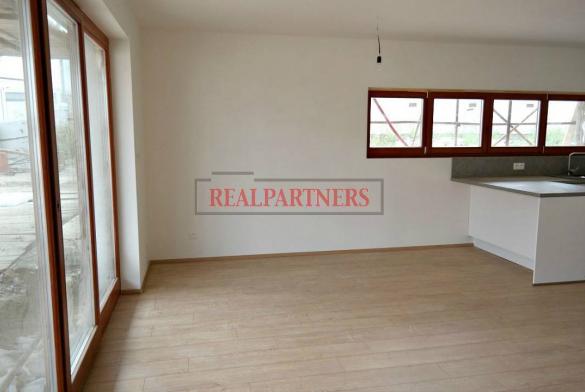 Řadový cihlový rodinný dům 4+kk s garáží, o ploše 138 m², na pozemku 185,8 m².