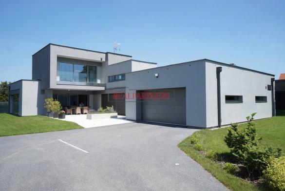 Exkluzivně nabízíme moderní, funkcionalisticky dum o ploše 230 m² na pozemku 1030 m². Nutno vidět!
