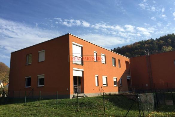 Prodej bytu 2+kk o ploše 48 m² + lodžie 2 m² + oplocená zahrádka 90 m².