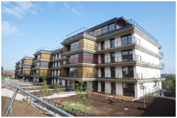 Novostavba 4+kk o ploše 139,9 m² + 2 x terasa 36,2 m² + zahrada 44,1 m² v blízkosti lesoparku Cibulka.