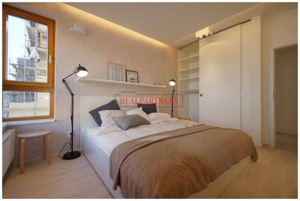 Nový 2+kk o ploše 52,3m + 3,7 m² balkon s výhledem k Vltavě.