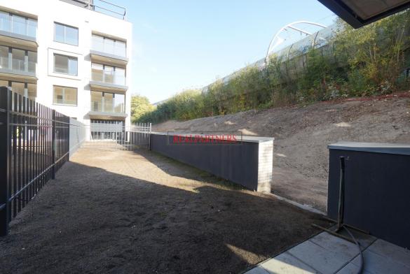 Čerstvě zkolaudovaná novostavba bytu 1+kk o ploše 37  m² + terasa 5,9 m² + předzahrádka 38,3 + 138 m².