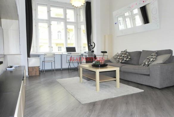 Zrekonstruovaný, kompletně zařízený byt 2+kk o ploše 52  m² na rozhraní Vinohrad a Vršovic.