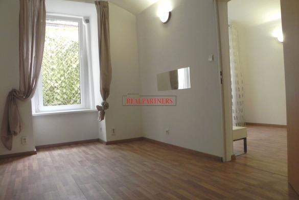 Nabízíme ubytovací jednotku 2+1 o ploše 40  m² v suterénů secesního domu v centru Prahy.