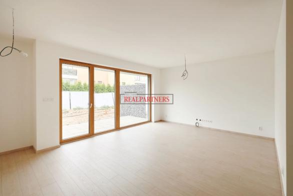 Rodinný dvojpodlažní řádový dům o dispozici 4+kk, o ploše 127m² na pozemku 179m², Praze 9 - Satelice
